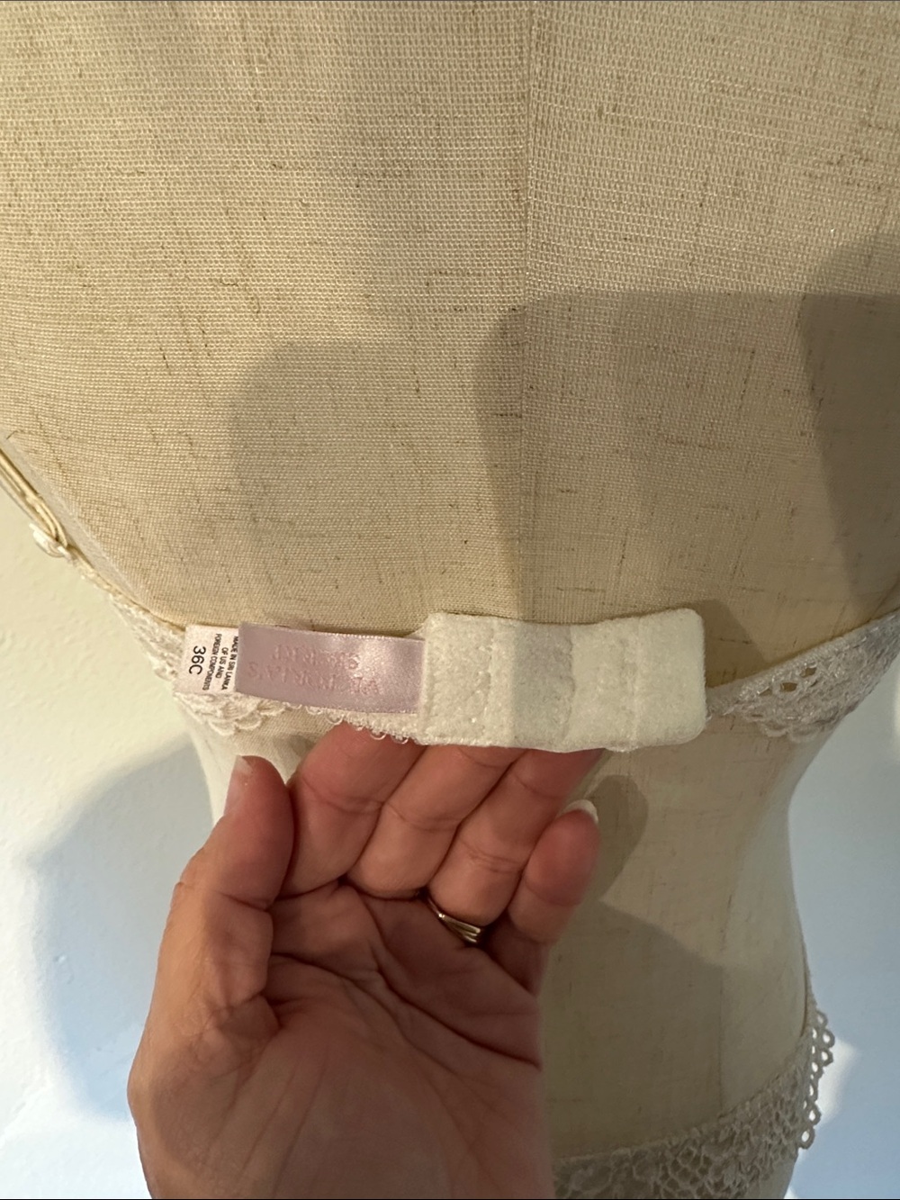 Delicate White Lace Bridal Lingere with Floral Embroidery and two lace garter - Picture 4 of 9